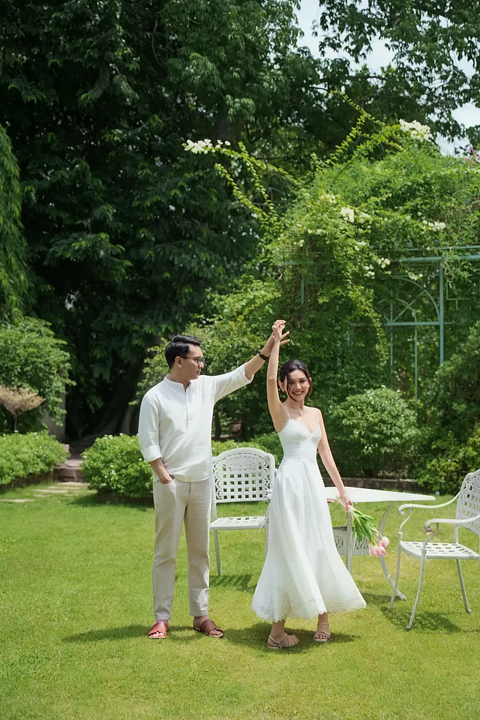 Cô dâu chú rể khiêu vũ trên bãi cỏ