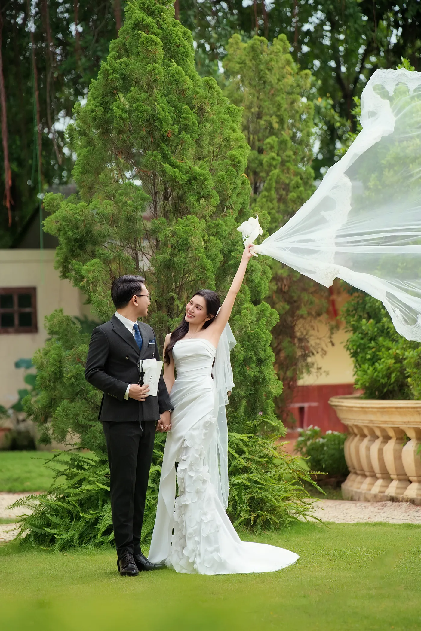 Duy Khánh và Ngọc Mai trong khu vườn, voan cưới bay trong gió