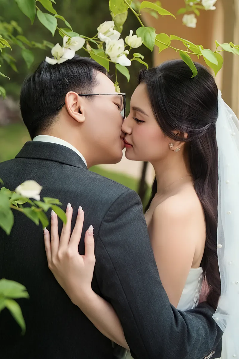 Nụ hôn dưới tán hoa