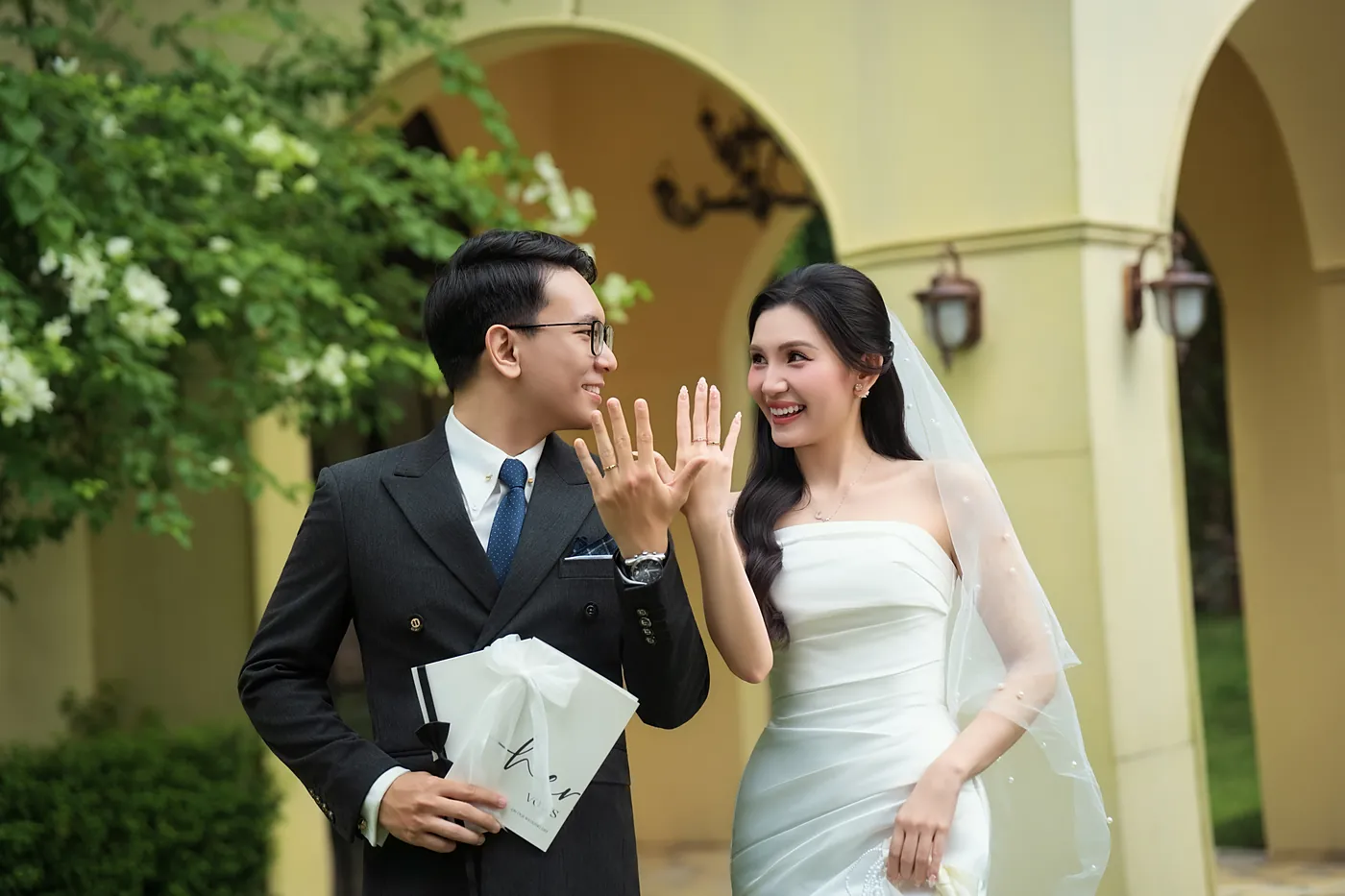 Cô dâu chú rể vẫy tay chào dưới mái vòm